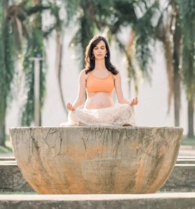 Professora de yoga e fisioterapeuta do Espaço Fluir Yoga