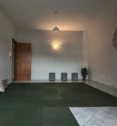 Espaço Fluir Yoga em Jundiaí, sala ampla e acolhedora