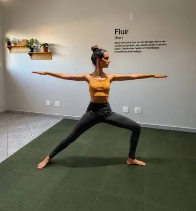 Estúdio de yoga no Eloy Chaves com a palavra Fluir na parede