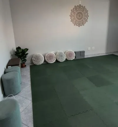 Sala de prática do Espaço Fluir Yoga com almofadas e mandala